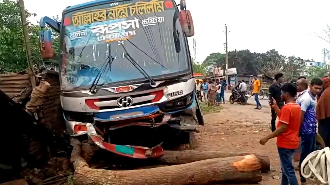 ঝিনাইদহে বাসচাপায় সাইকেল আরোহী নিহত, আহত ৫