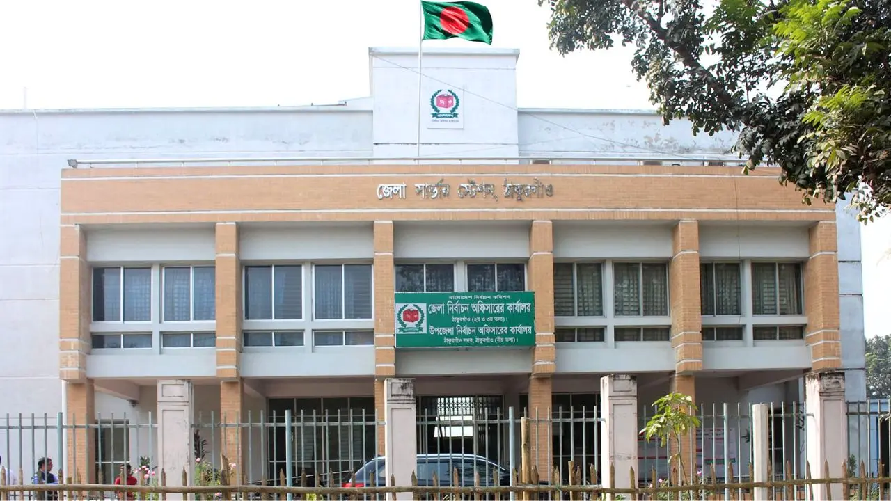 ইসি কর্মকর্তার হাতে ‘মার খেলেন’ নিরাপত্তা প্রহরী, ব্যবস্থা নেওয়ার আশ্বাস
