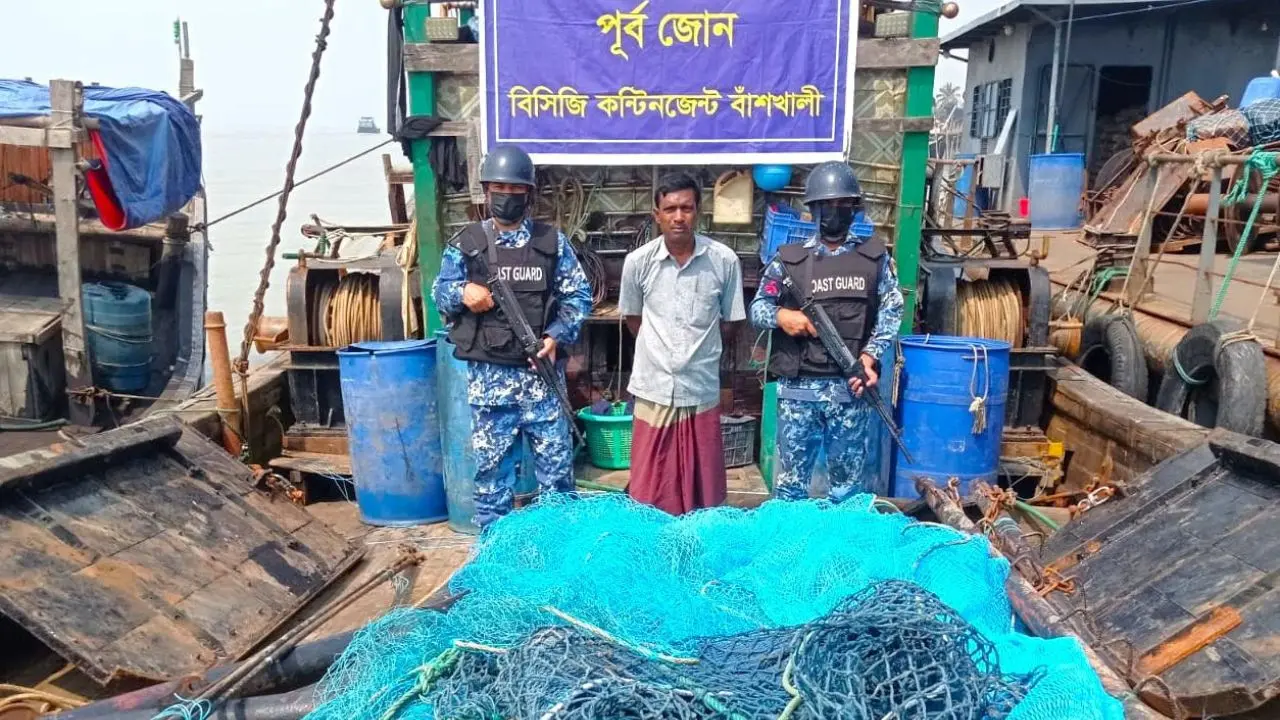 বাঁশখালীতে ট্রলিং বোট ও জাল জব্দ, জেলে আটক