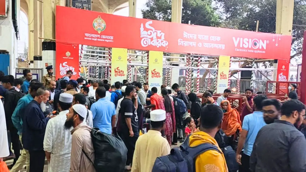 ট্রেনে ঈদযাত্রার প্রথম দিন : পরিবারের সদস্যরা ফিরছেন নীড়ে