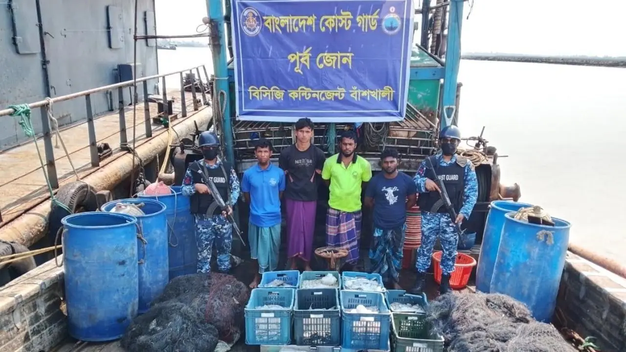 বাঁশখালীতে ট্রলিং বোট-জালসহ ৪ জেলে আটক