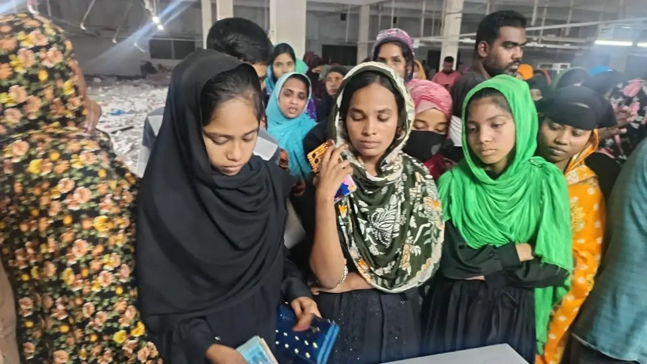 চট্টগ্রামে ডিসির নির্দেশে যন্ত্রপাতি বিক্রি করে শ্রমিকদের বকেয়া পরিশোধ