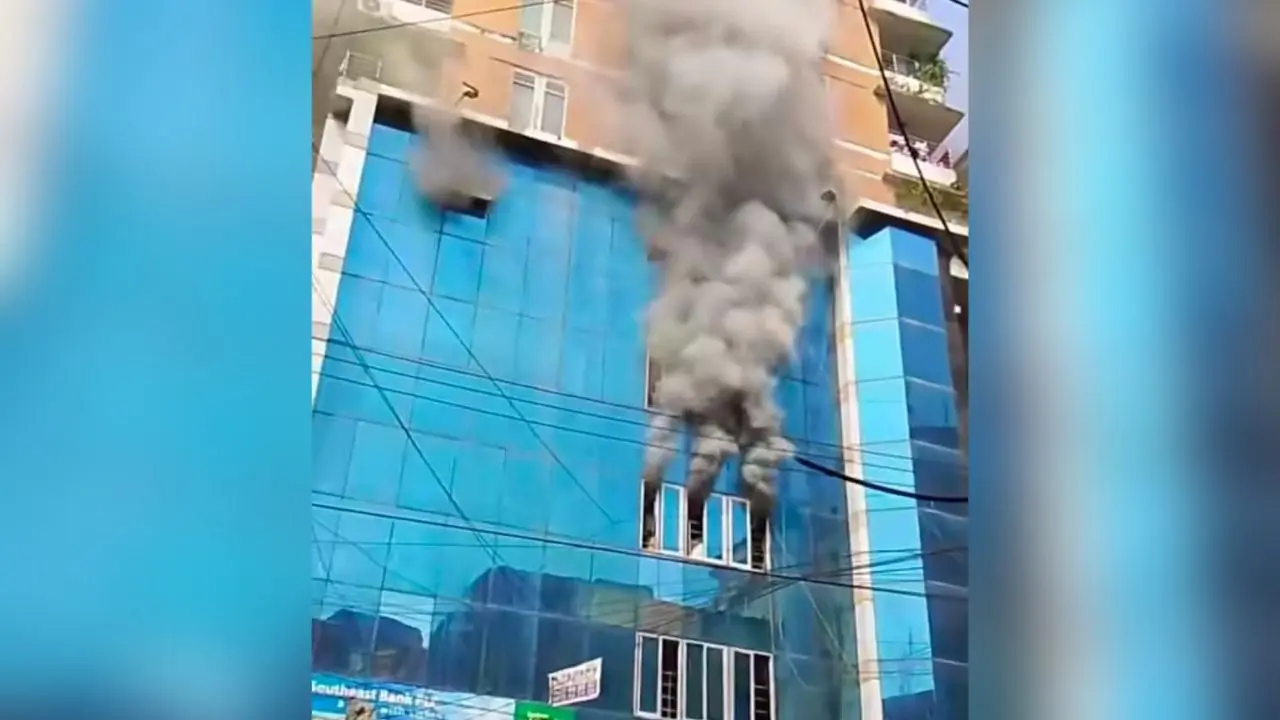 চট্টগ্রামের টেরিবাজারে বহুতল মার্কেটে আগুন