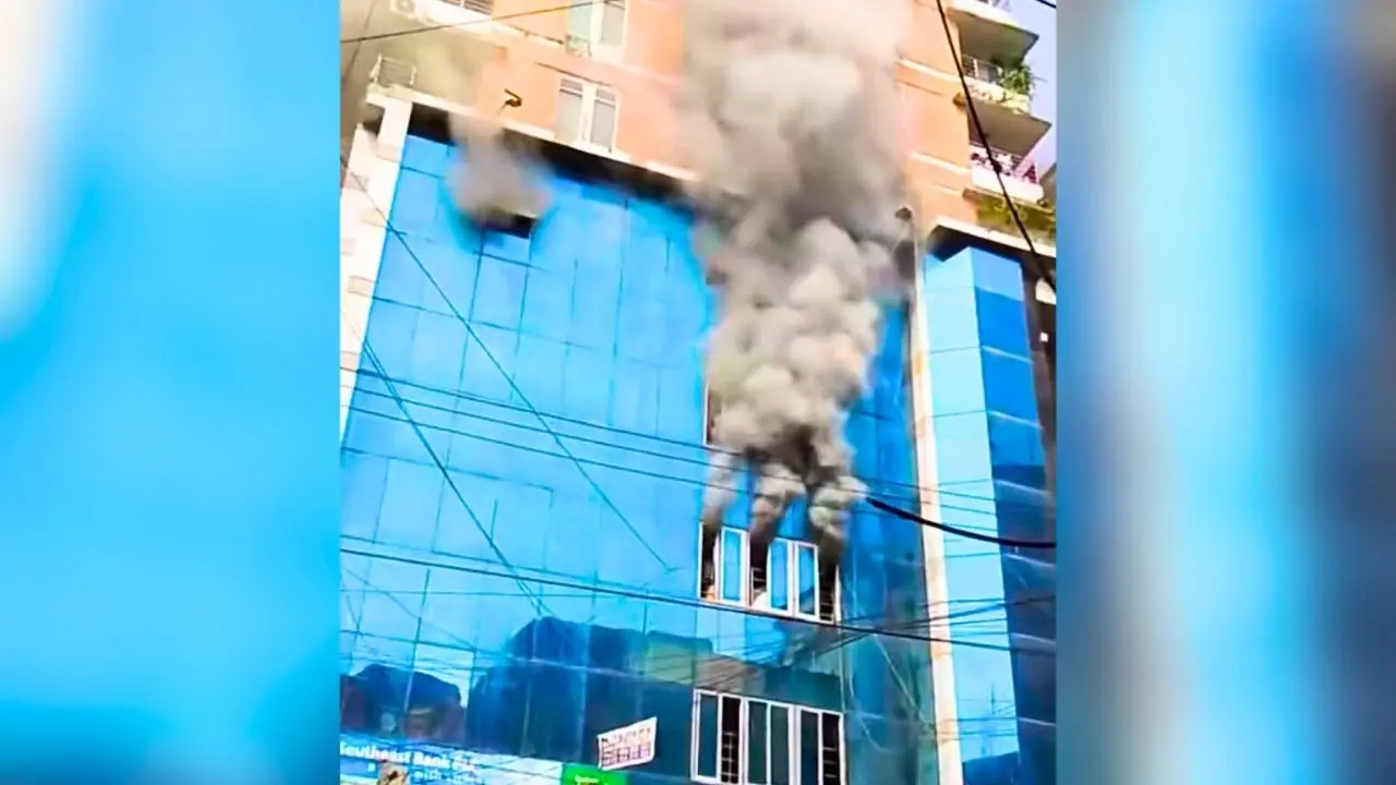 চট্টগ্রামের টেরিবাজারে বহুতল মার্কেটে আগুন, নিহত ২