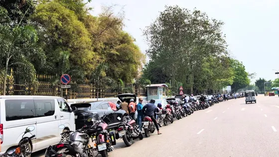 রাজধানীর তেলের পাম্পে দীর্ঘ লাইন, বন্ধের আশঙ্কায় উৎকণ্ঠা