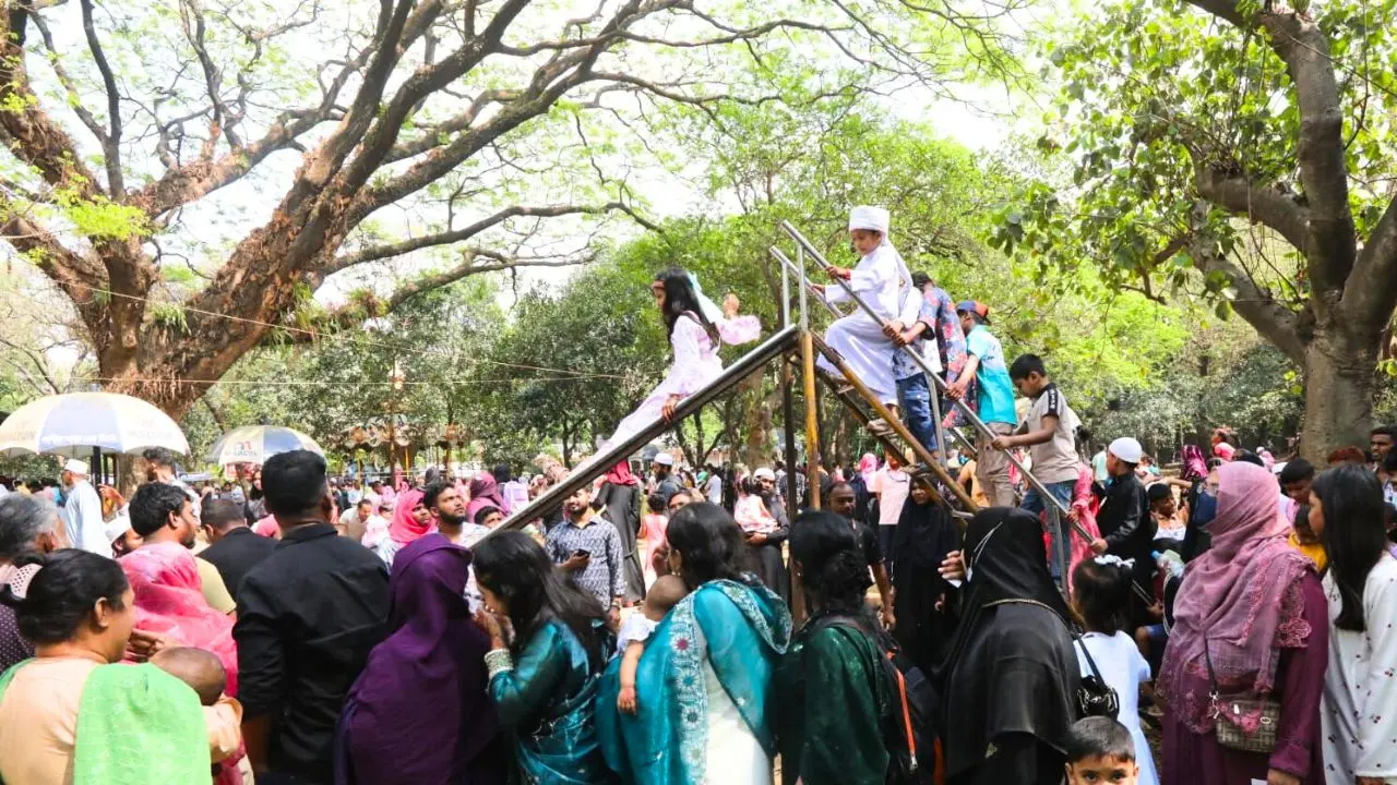 ঈদুল ফিতরের শেষ দিনে চিড়িয়াখানায় আনন্দে মেতেছে শিশুরা