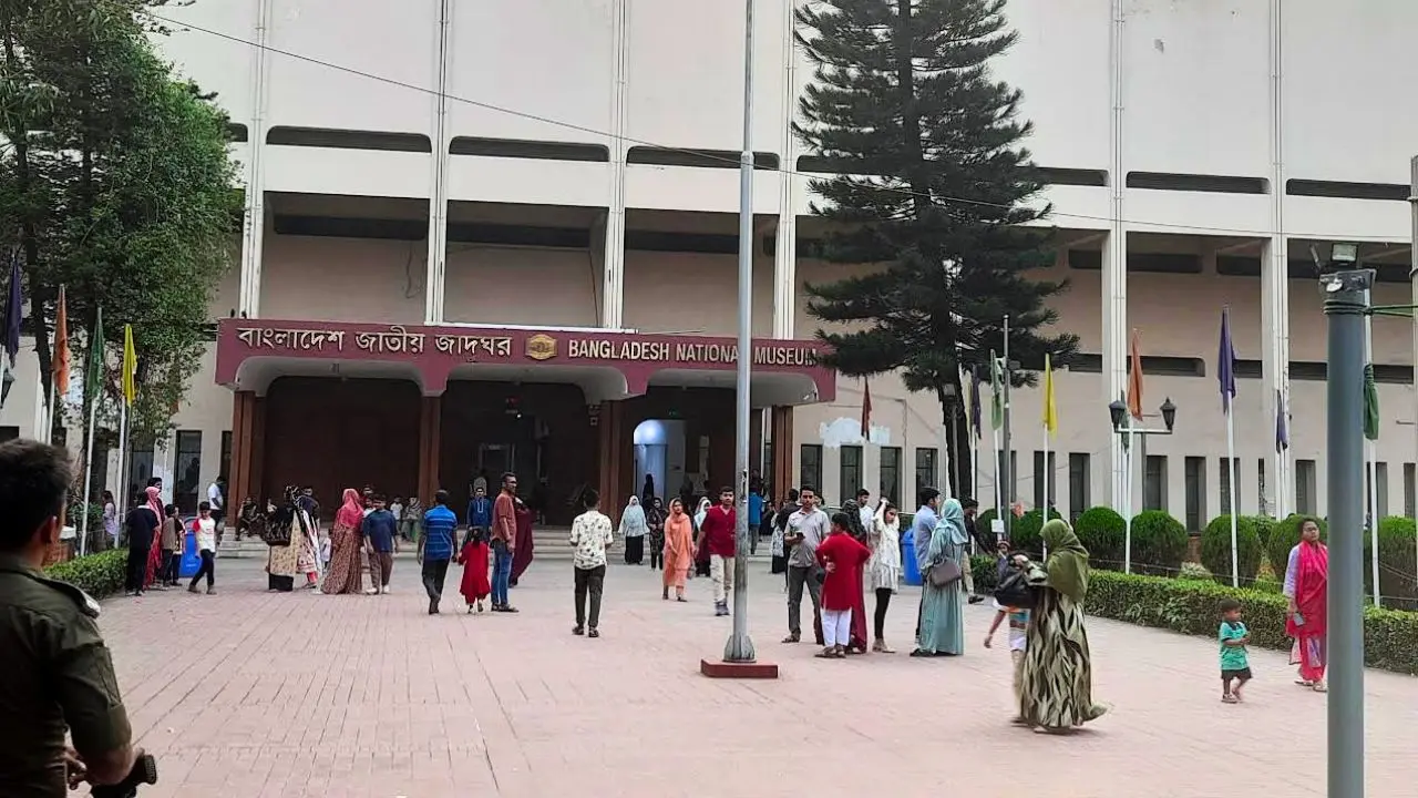 স্বাধীনতা দিবসে শিশুদের নিয়ে জাতীয় জাদুঘরে অভিভাবকদের ভিড়