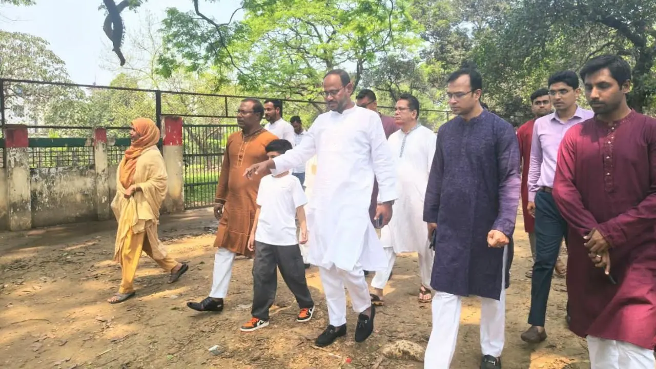 অব্যবস্থাপনার খোঁজ নিতে দর্শনার্থীর বেশে চিড়িয়াখানায় হঠাৎ প্রতিমন্ত্রী