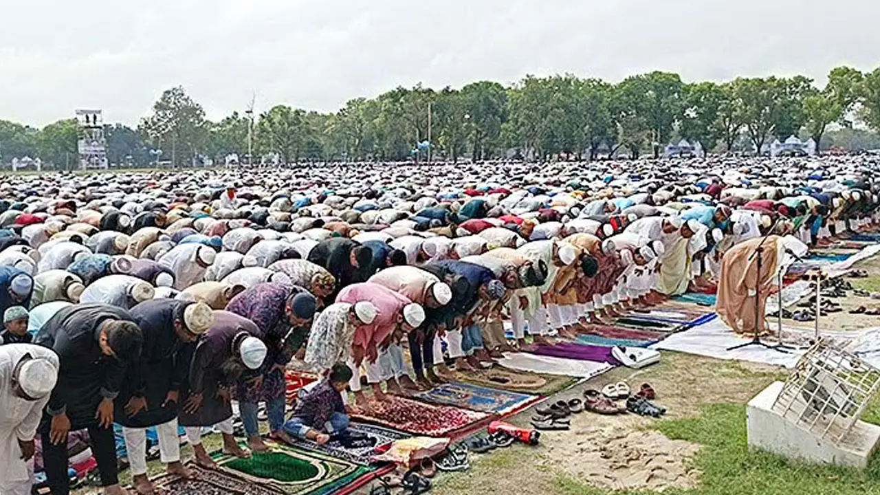 দিনাজপুর গৌর-এ-শহীদ ময়দানে লাখো মুসল্লির ঈদের নামাজ আদায়
