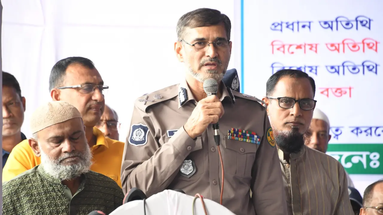 সড়কে লক্কড়ঝক্কড় বাস নামলেই ধরবে ম্যাজিস্ট্রেট : ডিএমপি কমিশনার