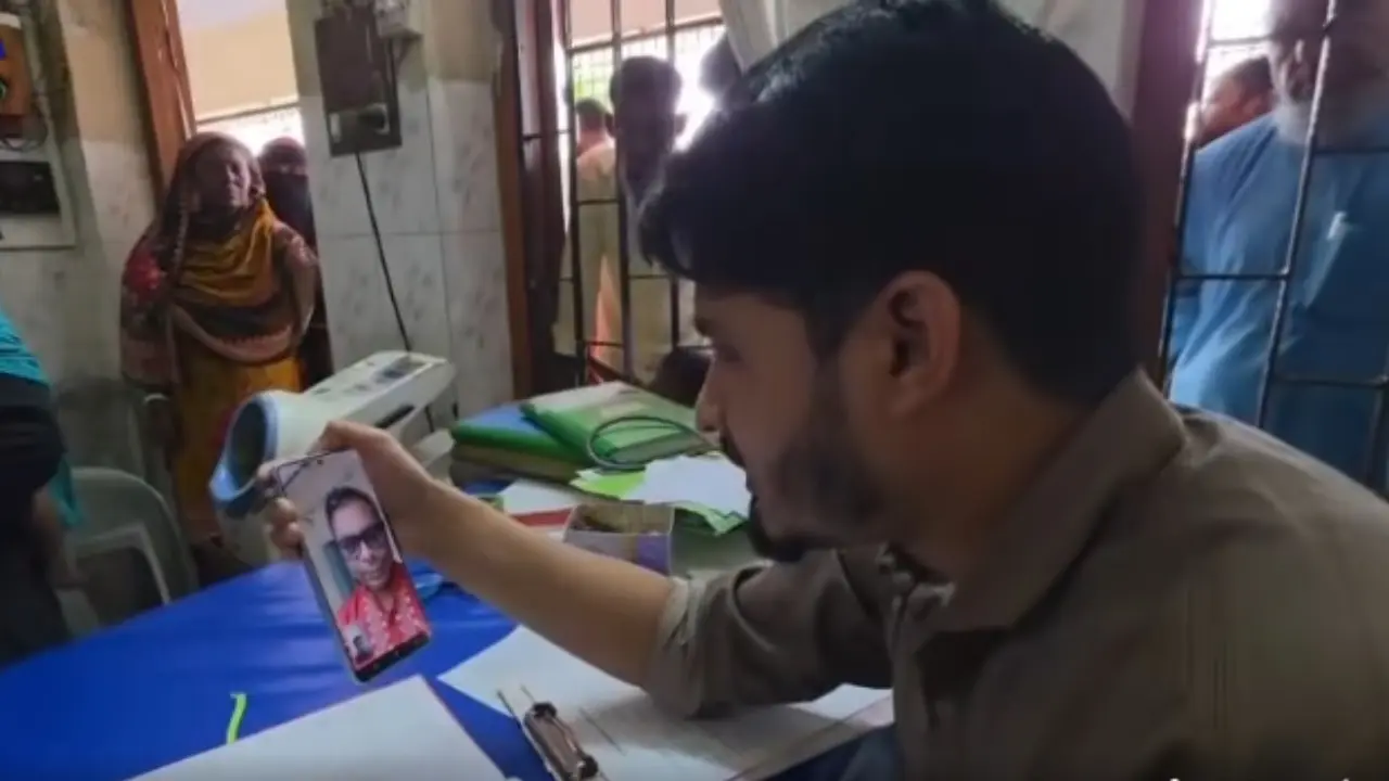 ভিডিও কলে হাসপাতালের কার্যক্রম দেখলেন স্বাস্থ্য প্রতিমন্ত্রী