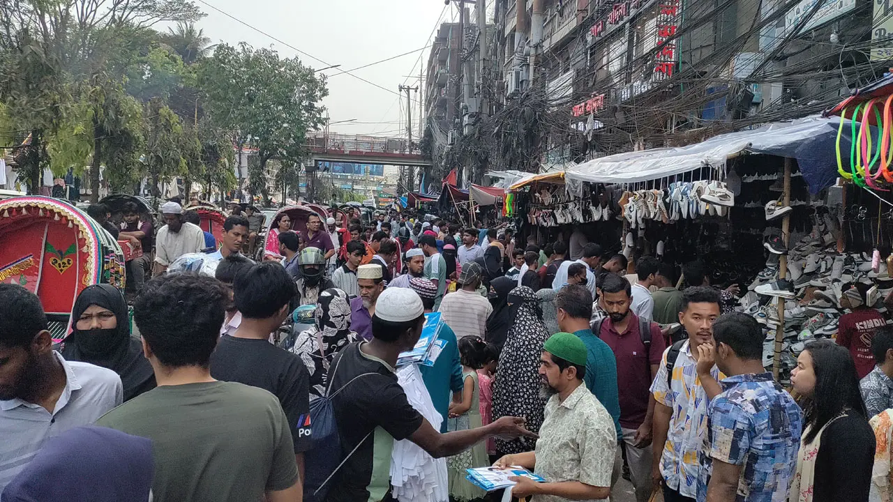 চট্টগ্রামে ঈদবাজারে ক্রেতাদের ঢল, ফুটপাতে কেনাকাটার ধুম