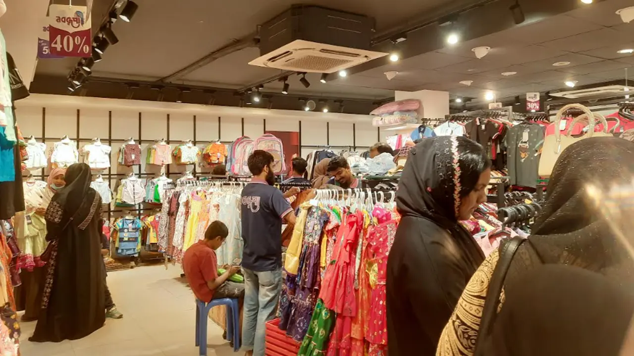 নারীদের ঈদ কেনাকাটায় পছন্দের শীর্ষে পাকিস্তানি ড্রেস, নেই একক আধিপত্য