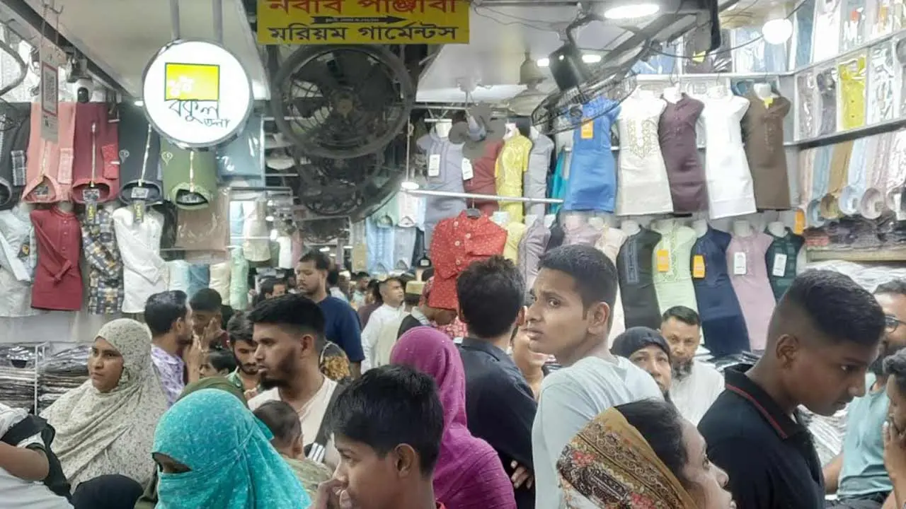 চাঁদরাতের বেচাবিক্রিতে ব্যস্ত ব্যবসায়ীরা, কম লাভেও ছাড়ছেন পণ্য