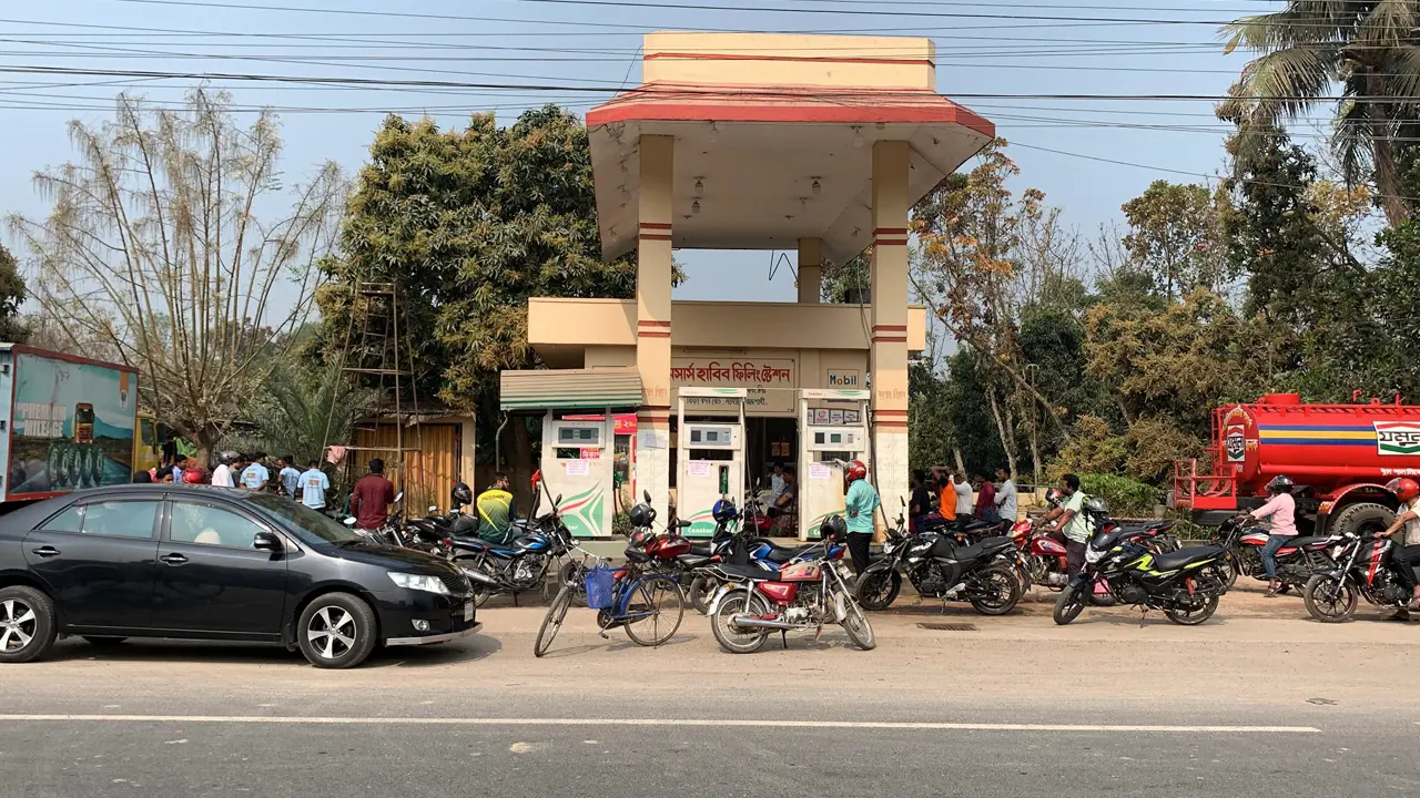 রাজশাহীতে তেল কিনতে ফিলিং স্টেশনগুলোতে দীর্ঘ লাইন