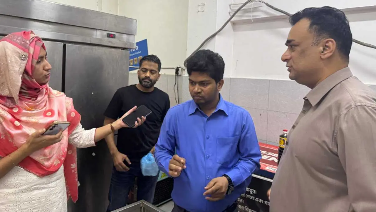চট্টগ্রামের বারকোড সুইটসে অস্বাস্থ্যকর পরিবেশ, জরিমানা দেড় লাখ