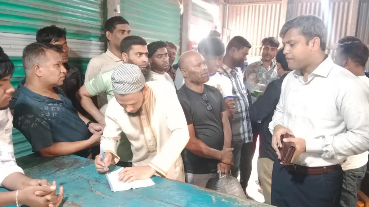 অবৈধভাবে পেট্রোল মজুত ও বেশি দামে বিক্রি, ব্যবসায়ীকে জরিমানা