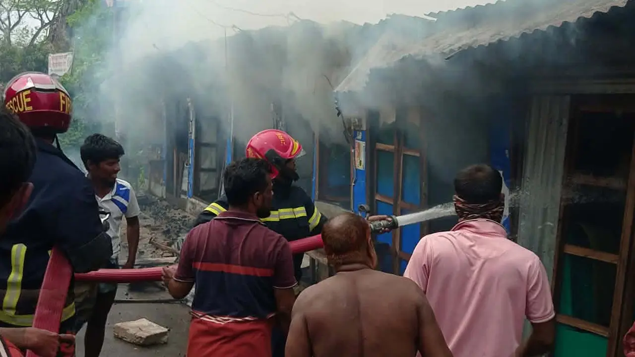 চাঁদপুরে গ্যাস সিলেন্ডার লিকেজে ৫ দোকানে অগ্নিকাণ্ড