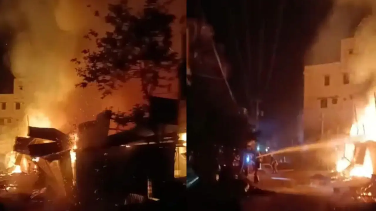 বরিশালে ভয়াবহ অগ্নিকাণ্ডে ৮টি ব্যবসাপ্রতিষ্ঠান ভস্মীভূত