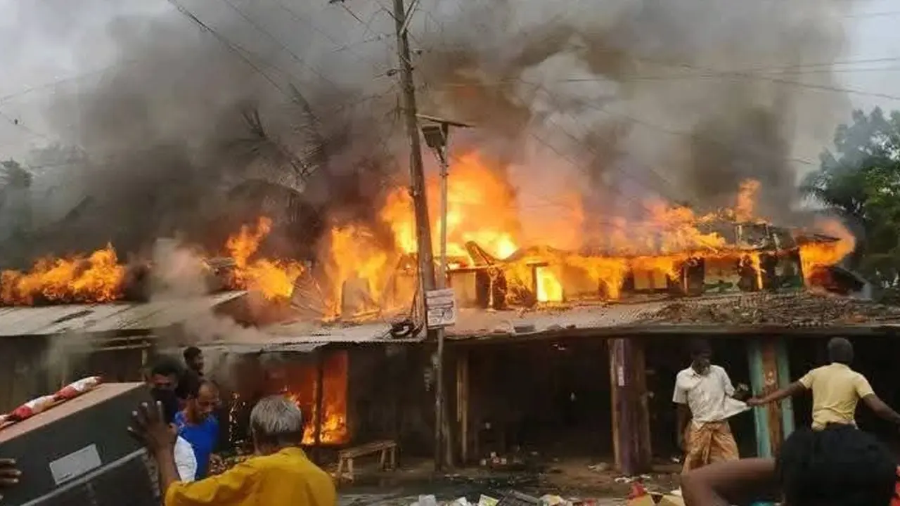 বরগুনায় অগ্নিকাণ্ডে ৭ ব্যবসাপ্রতিষ্ঠান পুড়ে ছাই