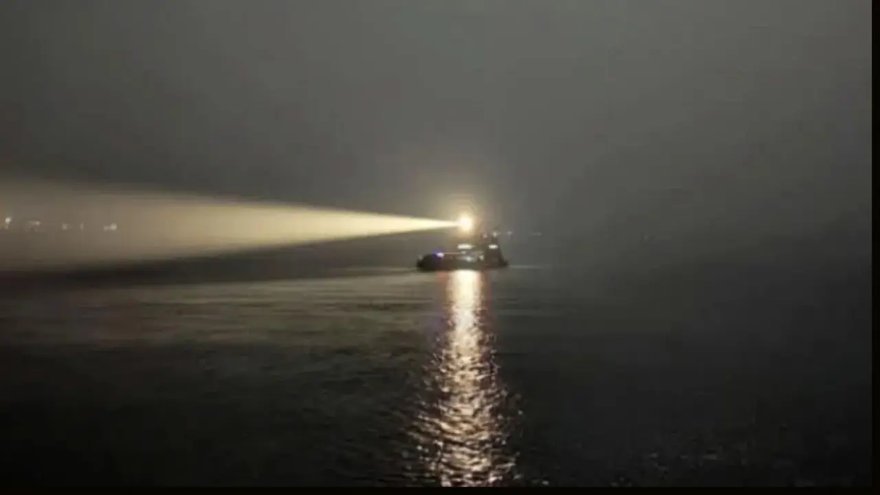 সোয়া এক ঘন্টা বন্ধ থাকার পর পাটুরিয়া-দৌলতদিয়া নৌরুটে ফেরি চলাচল শুরু
