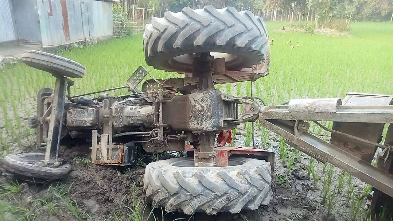 এসিল্যান্ডের অভিযানে পালাতে গিয়ে ট্রাক্টর উল্টে ধানখেতে