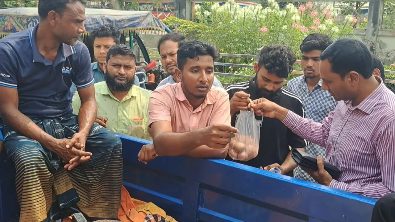 গাইবান্ধায় ট্রাকসেলে কম দামে মাংস-দুধ-ডিম বিক্রি শুরু