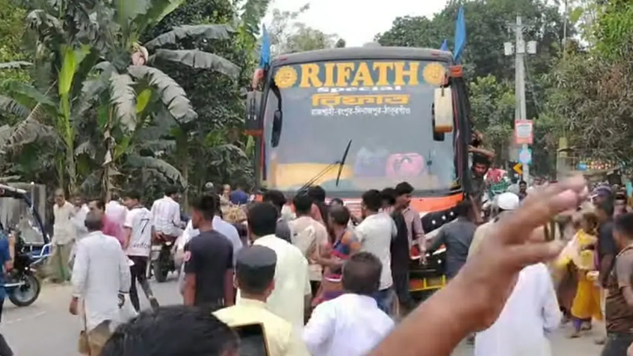 গাইবান্ধায় ভিজিএফের চাল না পেয়ে সড়ক অবরোধ