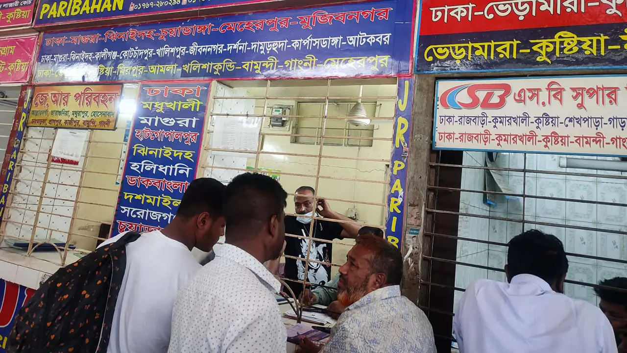 ‘বাড়তি ভাড়ায় ইঞ্জিন কভারে বসলেও দুঃখ নেই, বাড়ি তো যেতে পারবো’