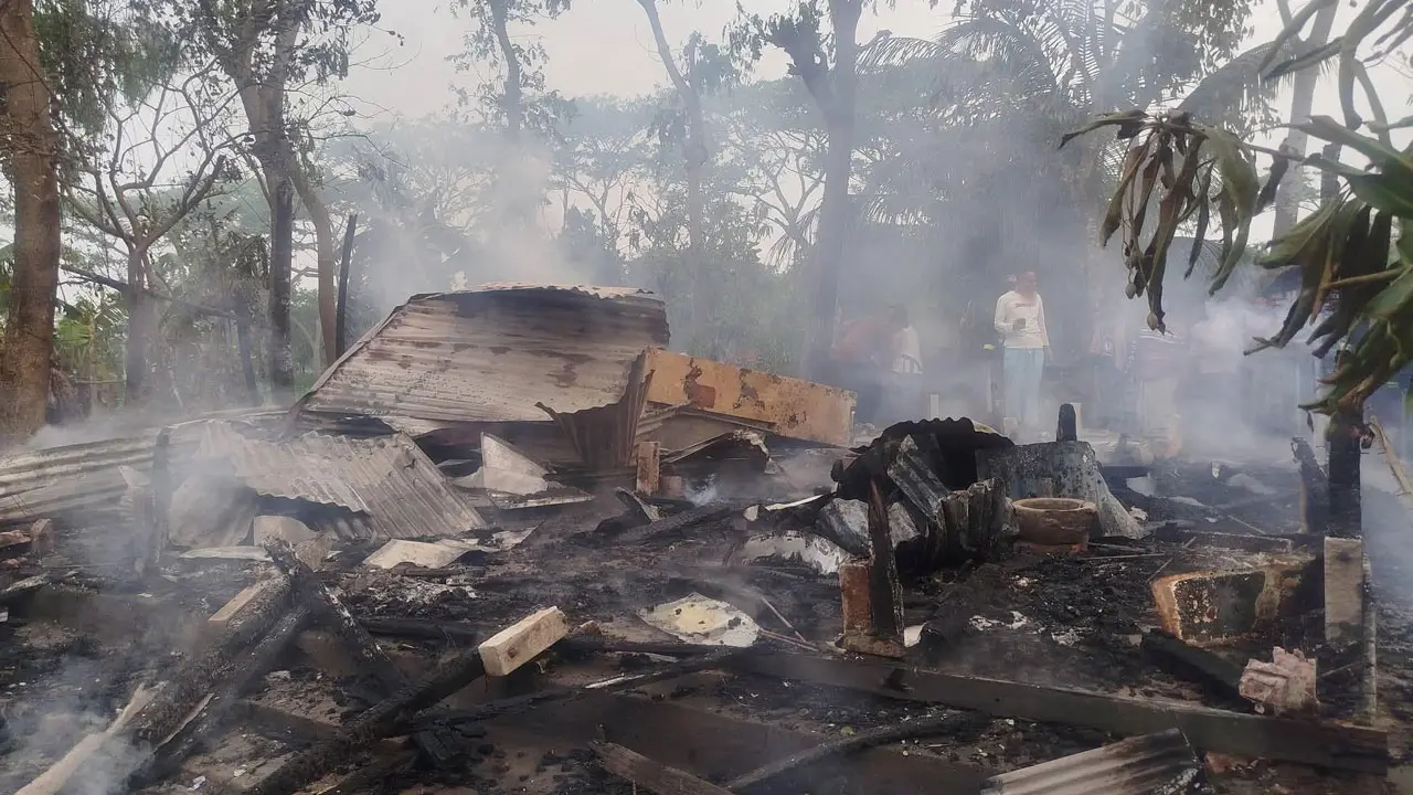 মায়ের কাছে নেশার টাকা না পেয়ে বসতঘরে আগুন দিলেন ছেলে