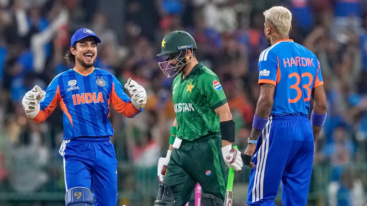 ‘ফাইনাল খেলা ভারতের ডিএনএ–তে, আর পাকিস্তানের বিদায় নকআউটের আগে’