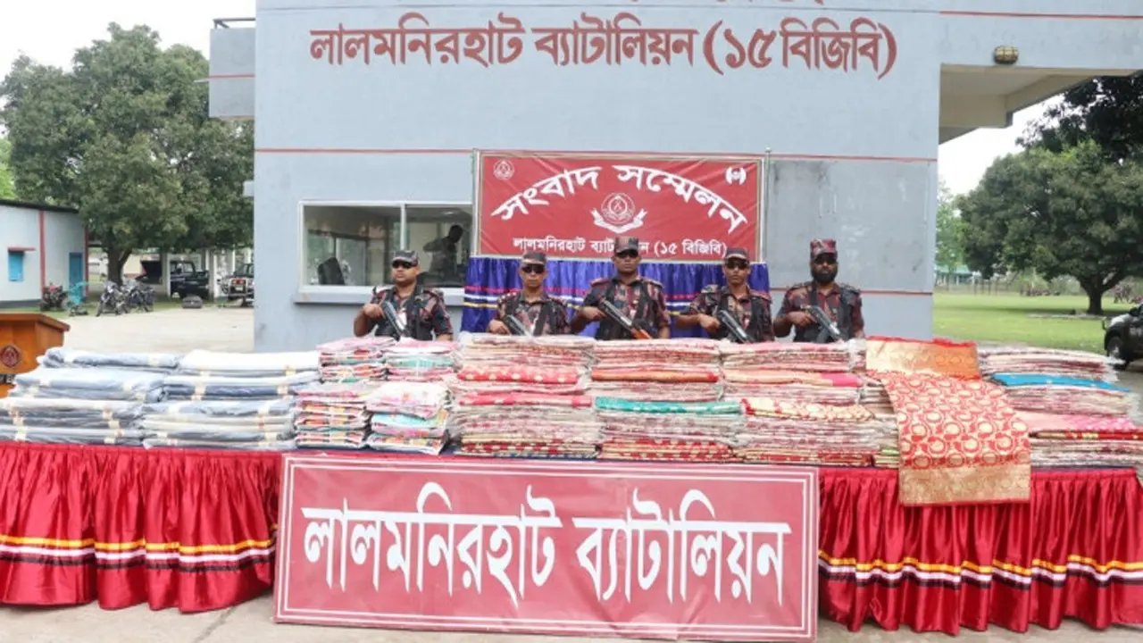 কুড়িগ্রামে ২৪ লাখ ৬৬ হাজার টাকার ভারতীয় শাড়ি জব্দ