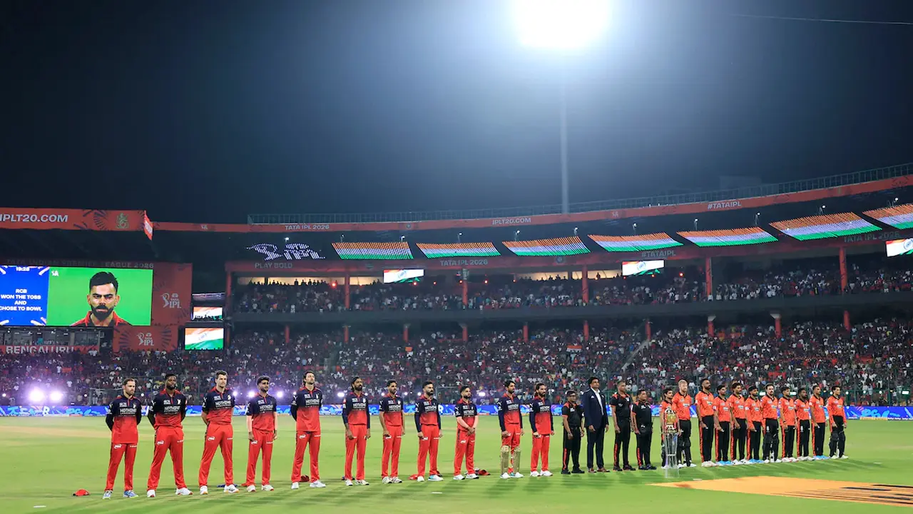 ১১ ভক্তের স্মরণে নীরবতা ও কালো আর্মব্যান্ড পরলেন ক্রিকেটাররা