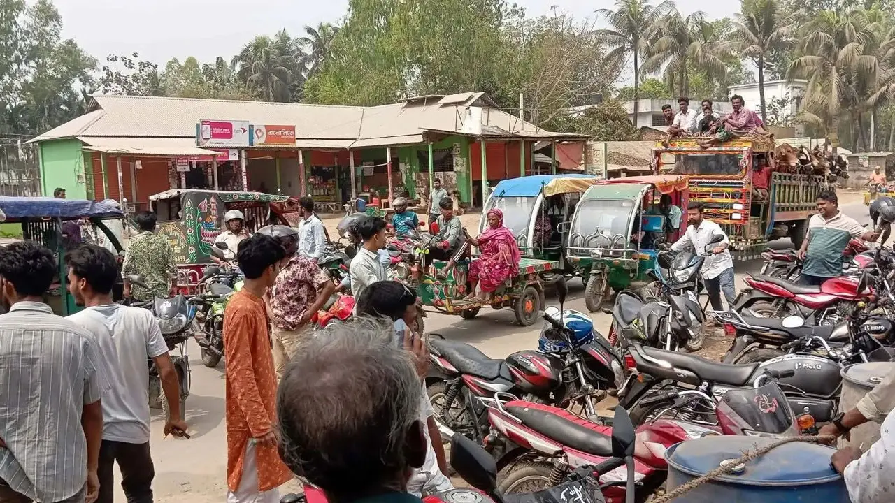 জামালপুরে তেল না পেয়ে মোটরসাইকেল চালকদের সড়ক অবরোধ
