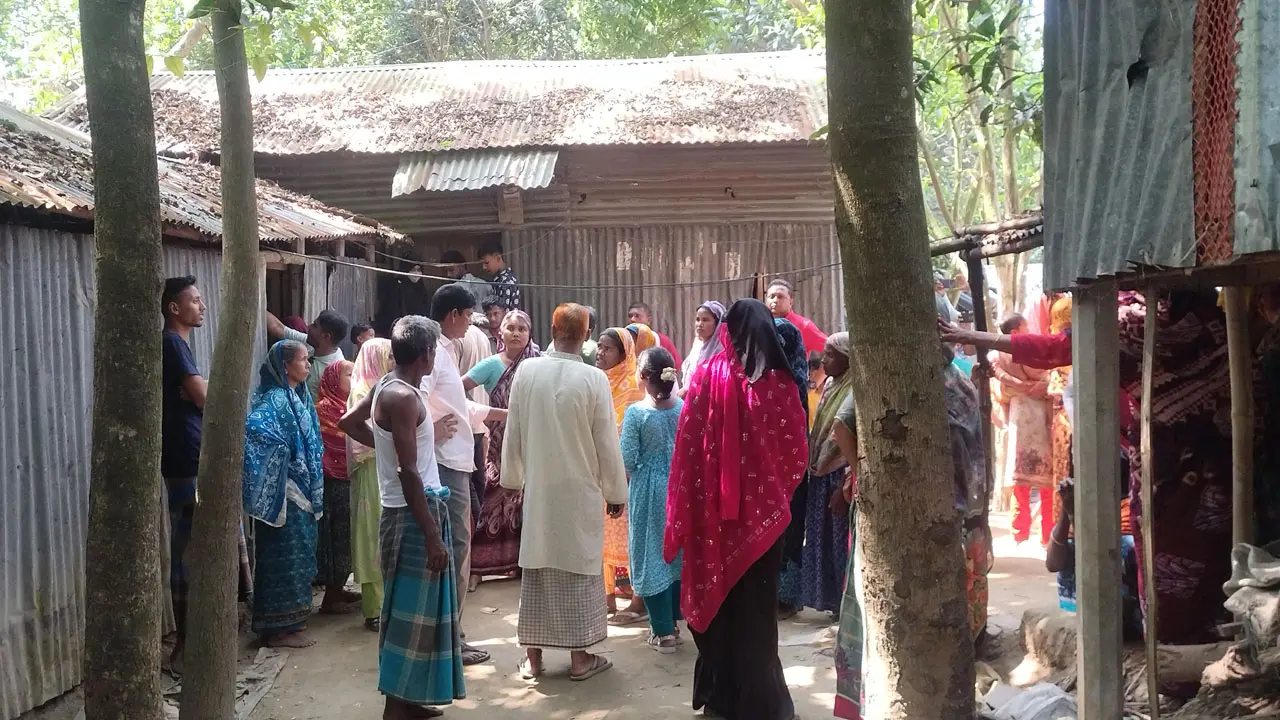 চোর সন্দেহে ছেলেকে না পেয়ে বাবা-মাকে মারধর, অপমানে মায়ের আত্মহত্যা