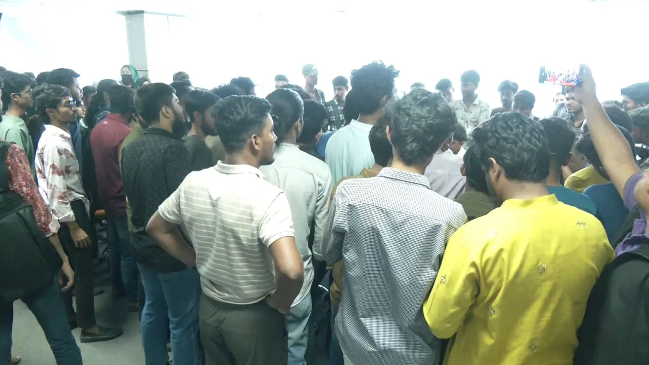 ৩ মাস বেতন পান না চালডাল ডটকমের ৮ শতাধিক কর্মী, যশোরে বিক্ষোভ-ভাঙচুর