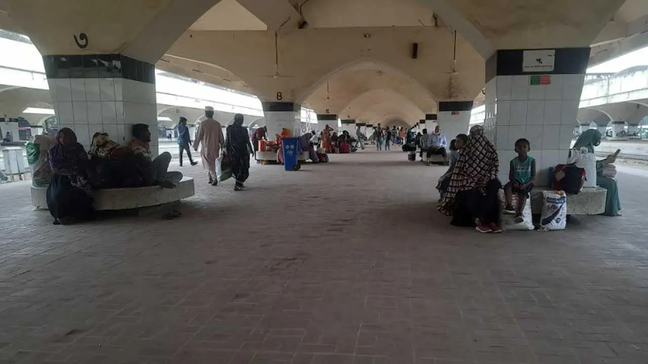ঈদযাত্রার তৃতীয় দিনে ট্রেনে স্বস্তি ও আরামদায়ক যাত্রা