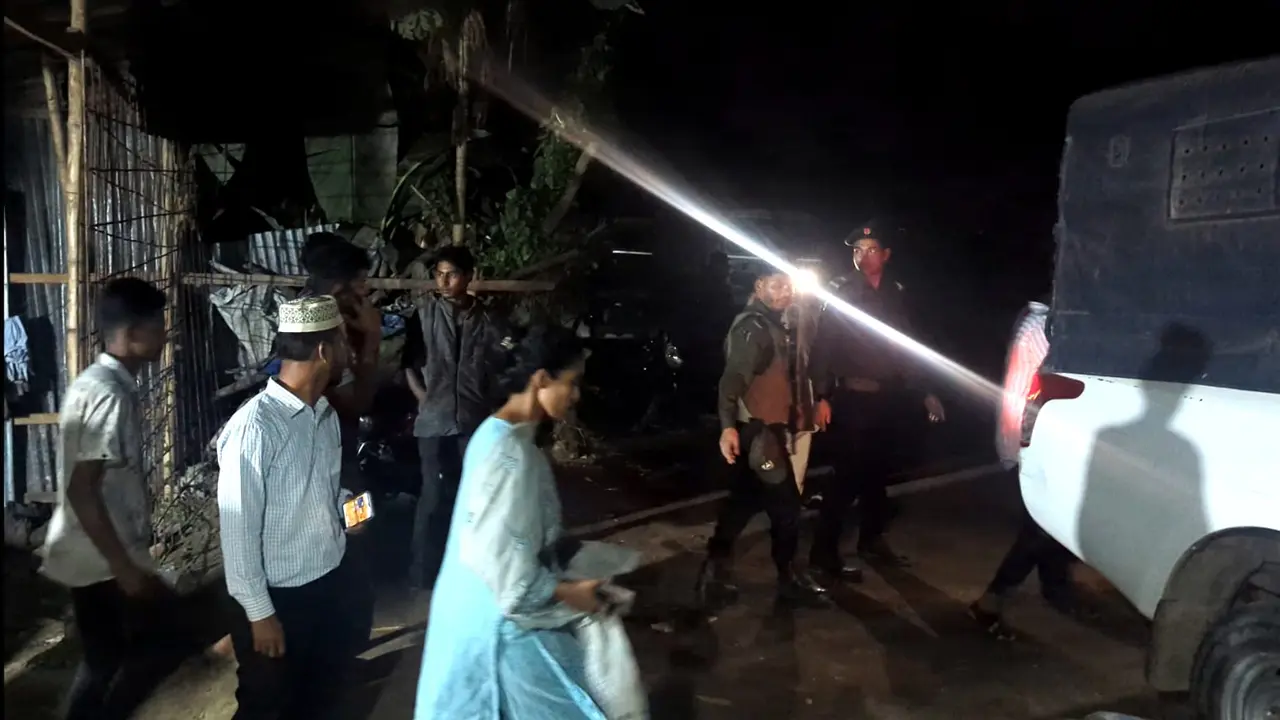 নোয়াখালীতে অবৈধ বালুবাহী ট্রাকের বিরুদ্ধে অভিযান, ৯ জনকে জরিমানা