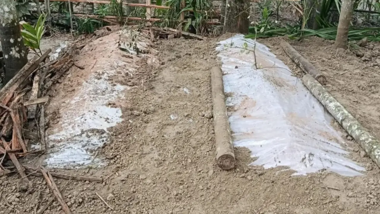 ছেলে সোহেলের কবরের পাশেই শায়িত হলেন বাবা মিরাজ ফকির