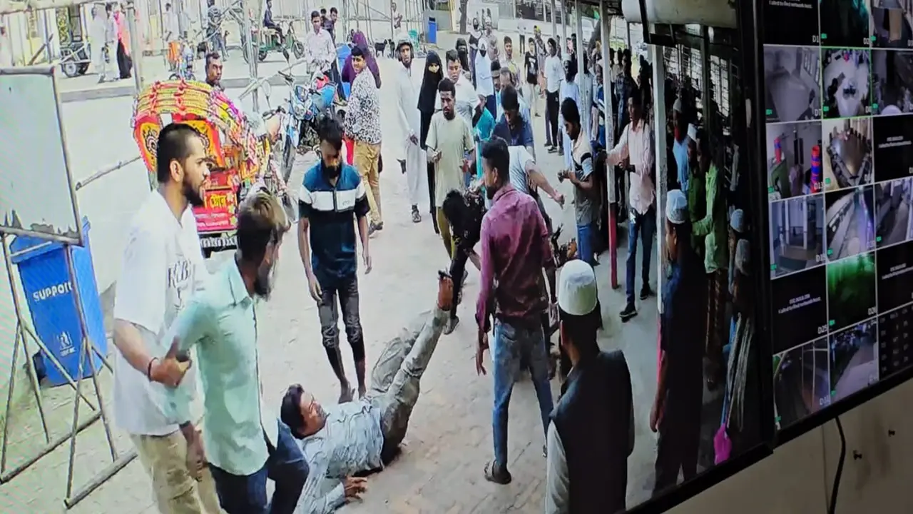 পাগলা মসজিদে সংবাদ সংগ্রহে গিয়ে হামলার শিকার ২ সাংবাদিক