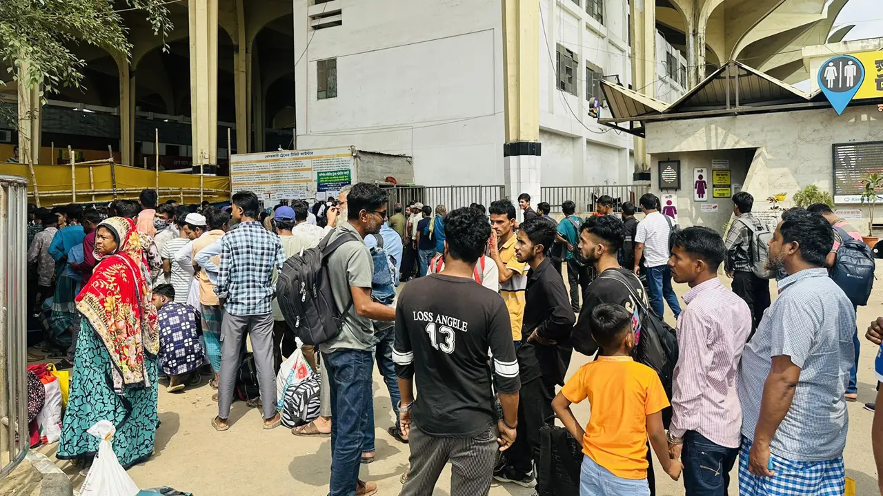 ঘরমুখো মানুষের ঢল কমলাপুরে, ভিড় থাকলেও নেই শিডিউল বিপর্যয়