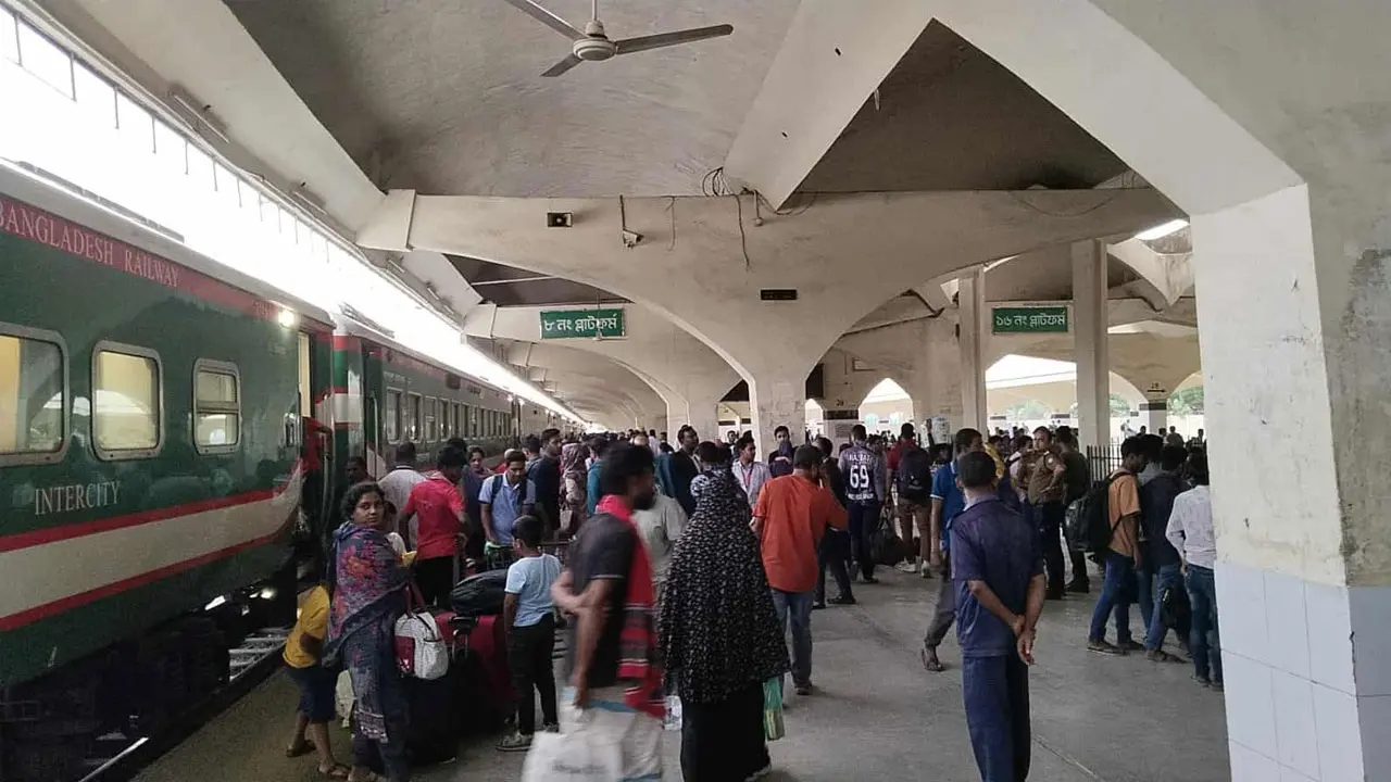 কমলাপুরে ঢাকামুখী যাত্রীদের ভিড়