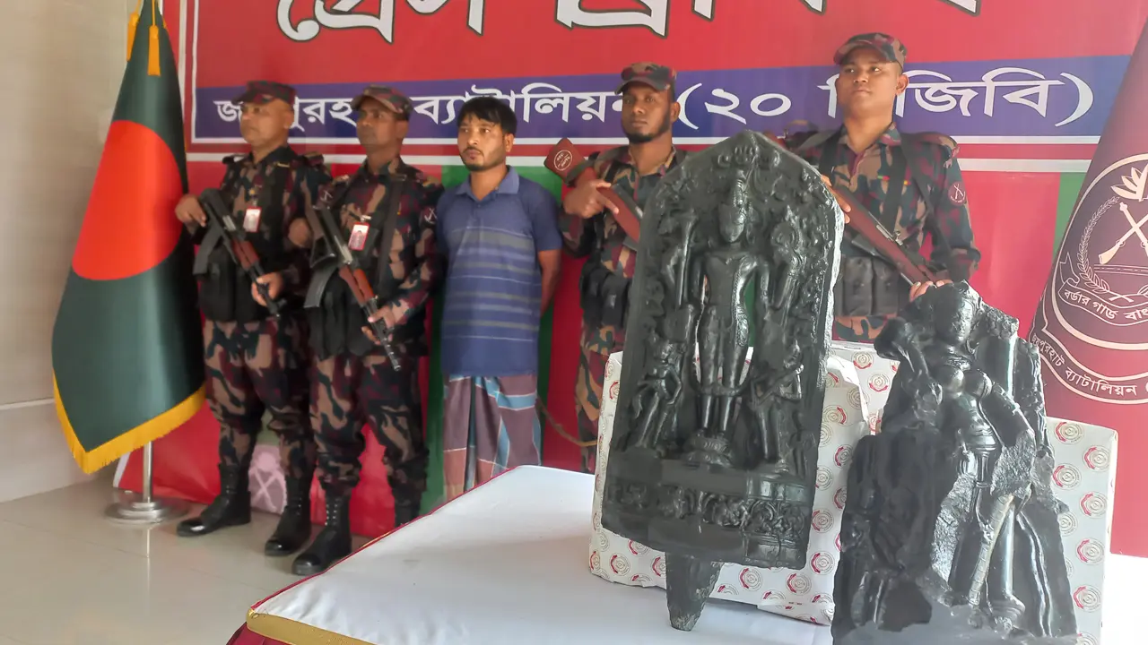 দিনাজপুরে ২৫ কেজির কষ্টিপাথরের মূর্তি উদ্ধার