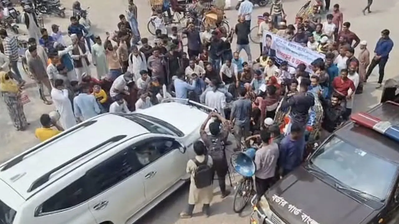 কুষ্টিয়ায় গাড়িসহ জেলা প্রশাসককে অবরুদ্ধ করে বিক্ষোভ