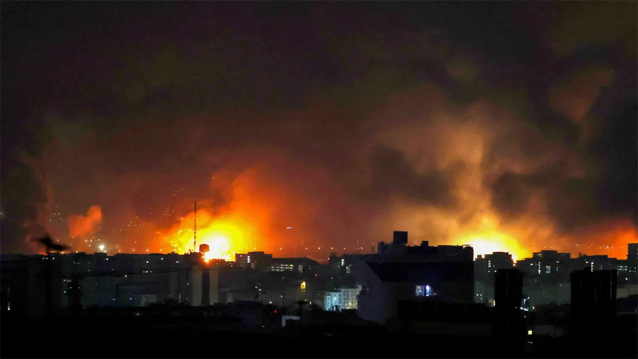 কুয়েতের সরকারি ভবন-তেলের ডিপোতে ড্রোন হামলা, বড় আগুন