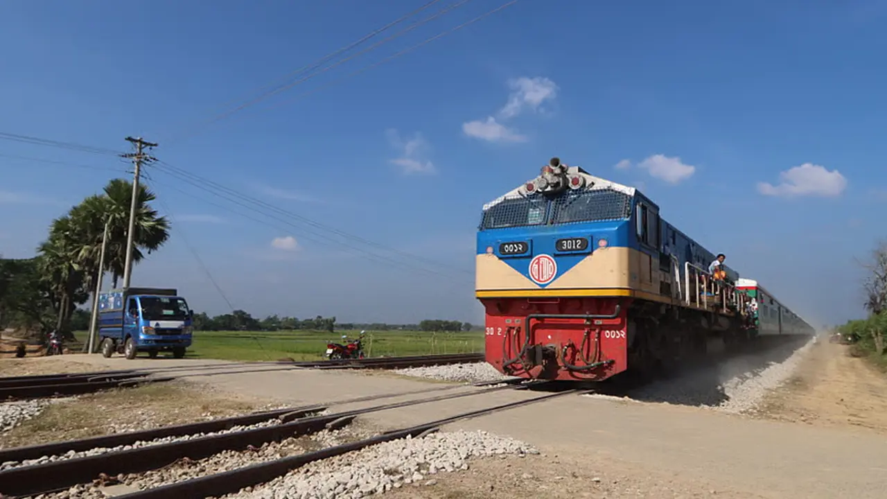 কুমিল্লায় ট্রেনের ধাক্কায় মোটরসাইকেল আরোহী নিহত