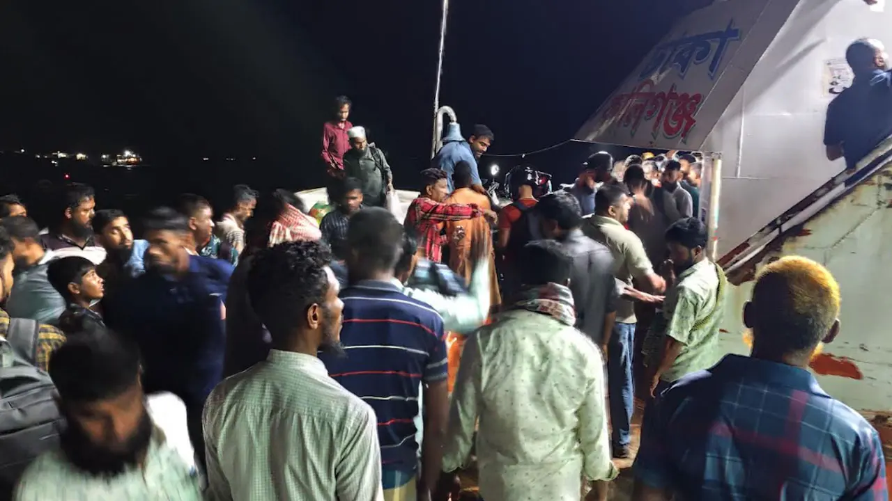 ভোলায় পন্টুনে অবস্থানরত লঞ্চের দড়ি ছিঁড়ে দুই যাত্রী আহত