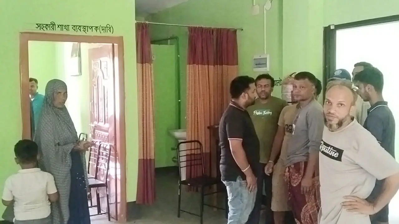 মানিকগঞ্জে ঋণ না দিয়ে ব্র্যাক অফিসে দম্পতিকে মারধরের অভিযোগ