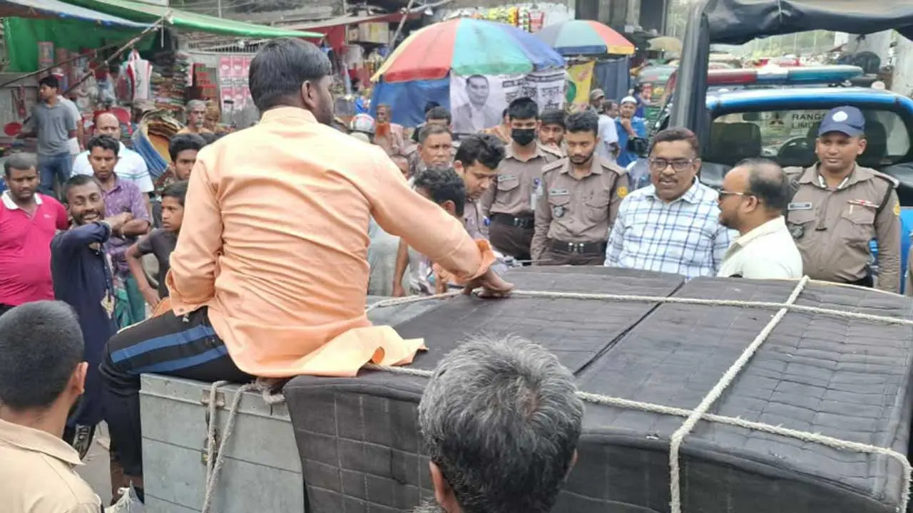 ৭ মার্চের ভাষণ বাজানোর অভিযোগে ঢাবির সাবেক ছাত্রসহ আটক দুই