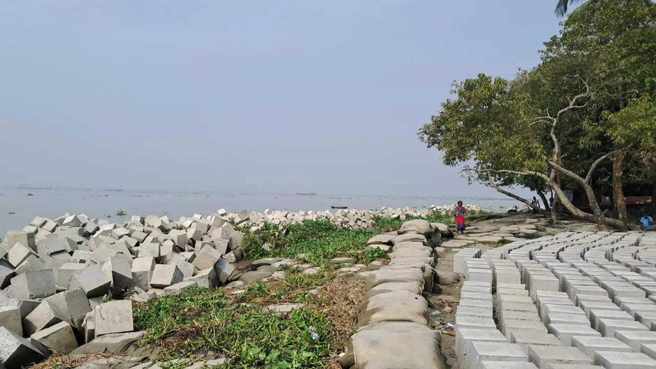 মেঘনার ভাঙন প্রতিরোধে ৮শ কোটি টাকা ব্যয়ে নির্মিত হচ্ছে বাঁধ